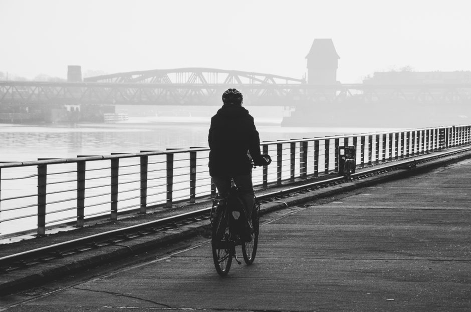 Skupinka cyklistů u břehu Vltavy v Českém Krumlově
